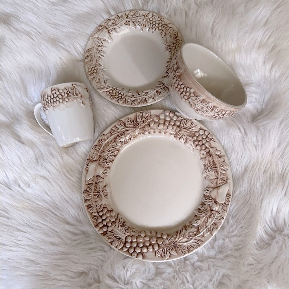 VINTAGE EURO CERAMICA VINEYARD DINNERWARE SET